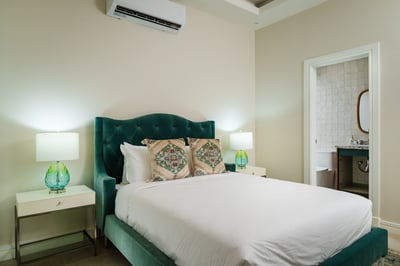 Suite 4 (Main House): Queen Bed