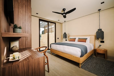 Suite 4 - King Bed, TV, AC