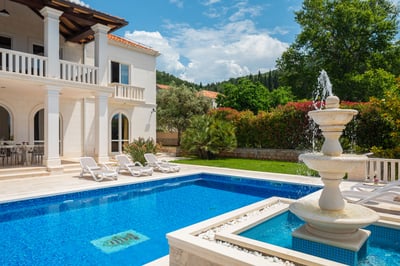 Luxury Villa Photo #16