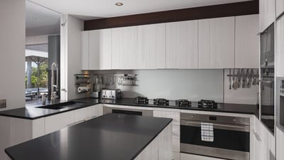 Kitchen: Air-conditioned and fully equipped, steam oven, electric oven, gas stove, microwave, refrig