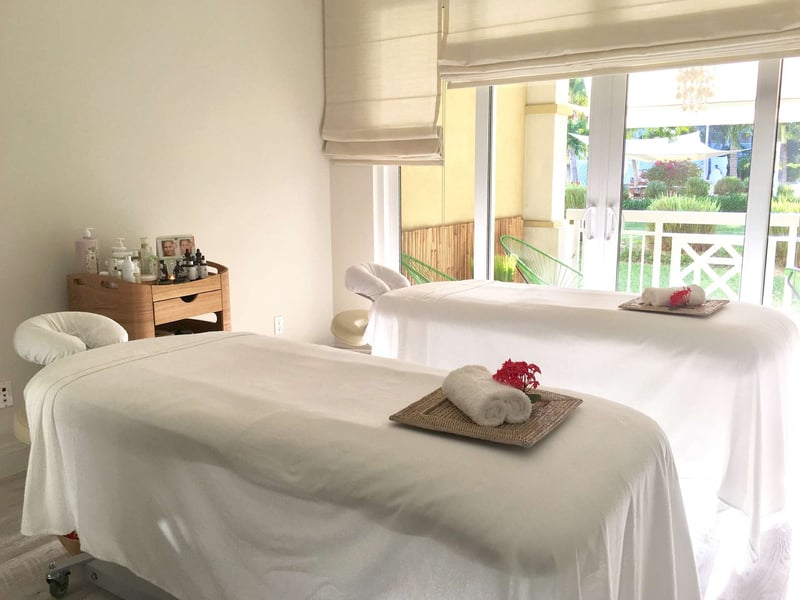 Deluxe 1 BDM Oceanfront Suite at Alexandra Resort