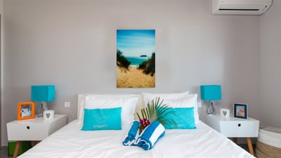 Bedroom 2: Air-conditioning, King size bed, safe. Shared en-suite bathroom (with bedroom 1), with do