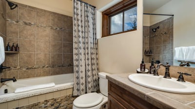 Kin ensuite, lower level