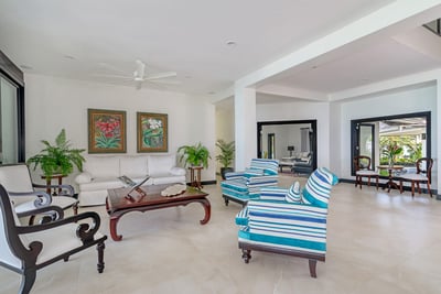 Luxury Villa Photo #18