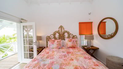 Bedroom 4: King size bed, air conditioning, HD-TV, safe. Ensuite bathroom with a shower and two sink