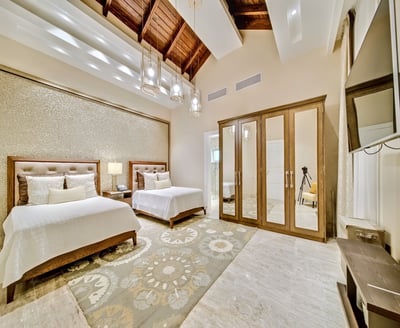 Luxury Villa Photo #15