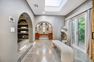 Luxury Villa Photo #20