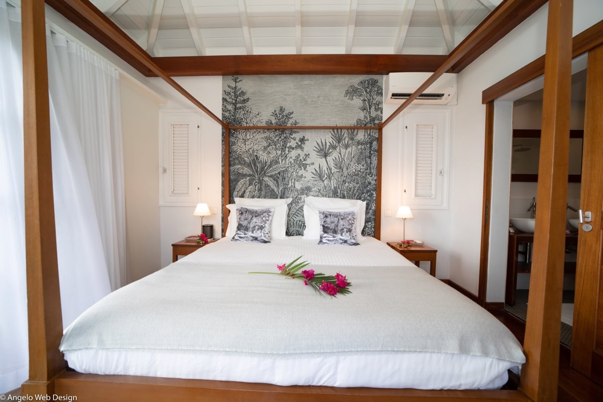 Bedroom 3: View of the tropical environment and the ocean with access to the private terrace. King - Image 31