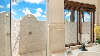 Luxury Villa Photo #35