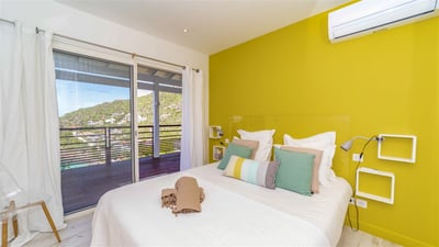Bedroom 2: Queen size bed, air conditioning, safe, dressing room. Adjoining bathroom with rain 