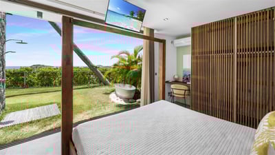 Bedroom 4: Located on the lower level. King size bed, air conditioning, dressing room, safe. Bathroo
