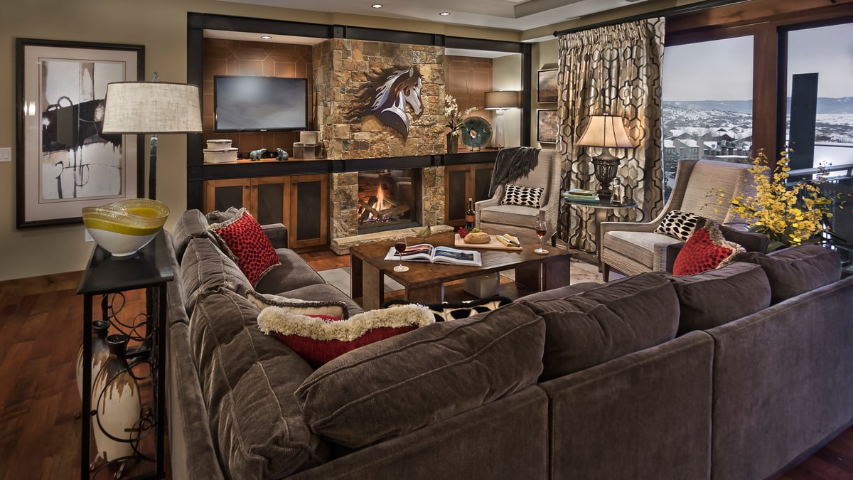 Great room with fireplace - Image 2