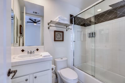Detached casita en suite with shower/tub combo