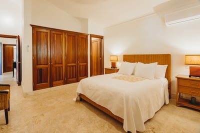 Luxury Villa Photo #24