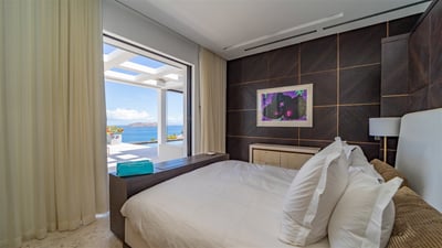 Bedroom 2: On the upper level. Queen size bed, air conditioning, HD-TV, Dish Network, safe
