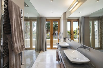 Luxury Villa Photo #24
