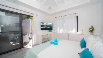Bedroom 2: Queen size bed, air conditioning, HD-TV, safe, dressing room. Ensuite bathroom with 