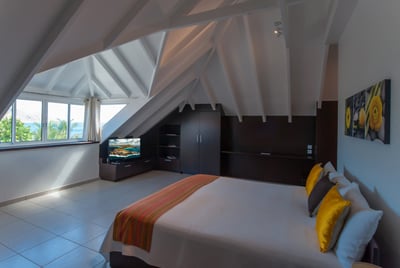 Bedroom 1: Located on the upper level. King size bed, air conditioning, HD-TV, Apple TV, DVD pl
