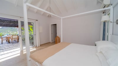 Bedroom 2: King size bed, air conditioning, HD-TV, Apple TV, dressing room, programmable safe. Adjoi