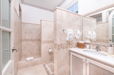 Luxury Villa Photo #40