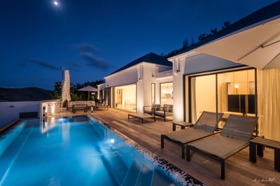By Night: Modern and chic outdoor lighting, charming atmosphere