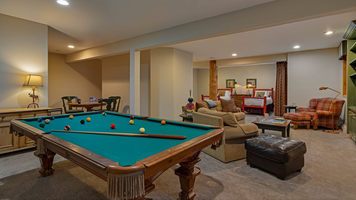 Family room with pool table and twin beds on lower level - Image 7