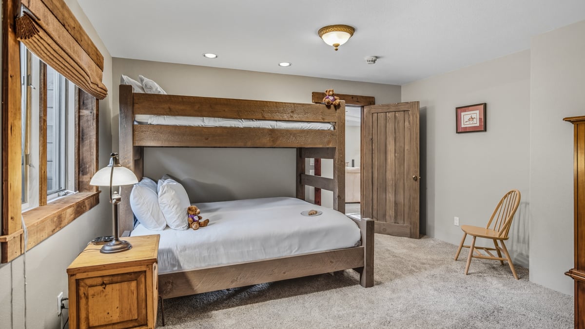 Alpenglow Peaks Lodge