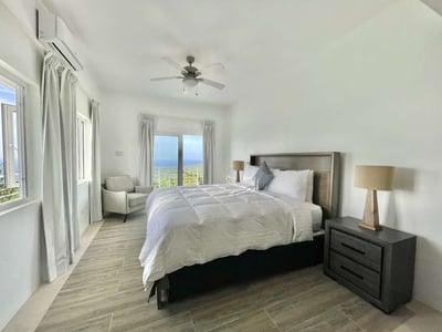 Luxury Villa Photo #18
