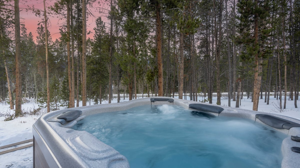 Hot tub tucked away in the pines - Image 3
