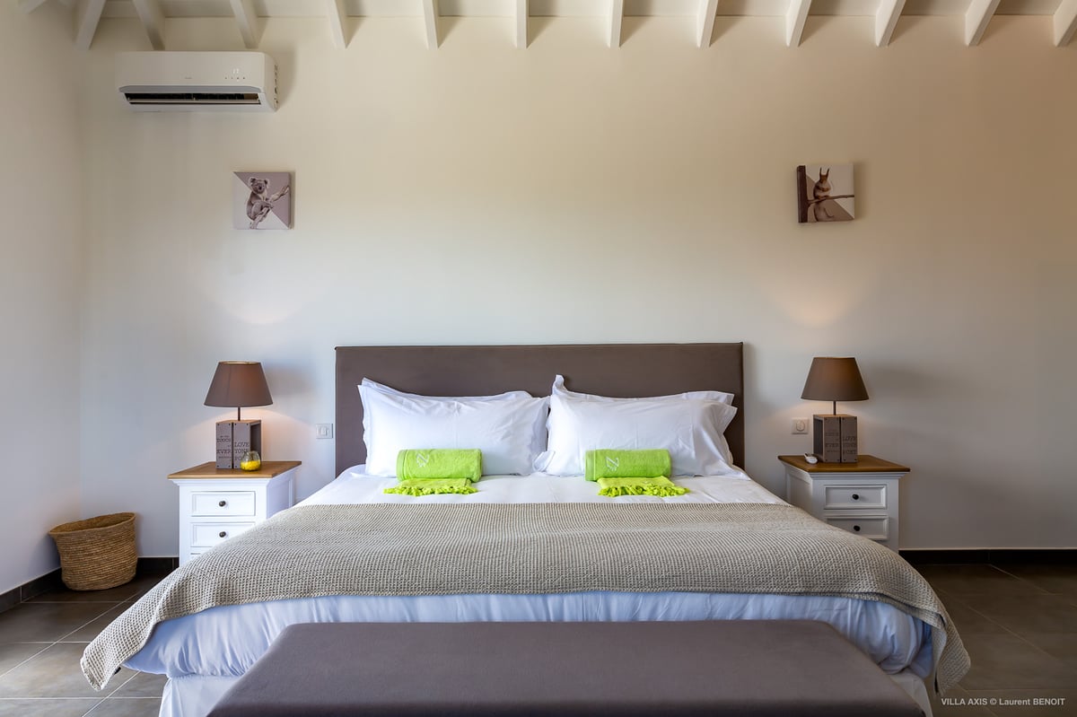 Bedroom 2: Accessible from the main entrance as well as from the pool terrace. King size bed (can be - Image 26