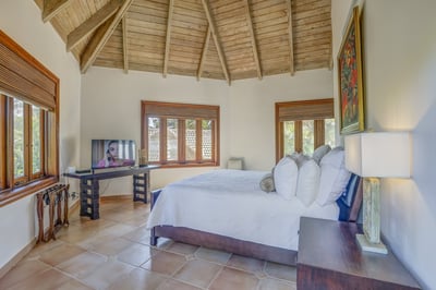 Luxury Villa Photo #23