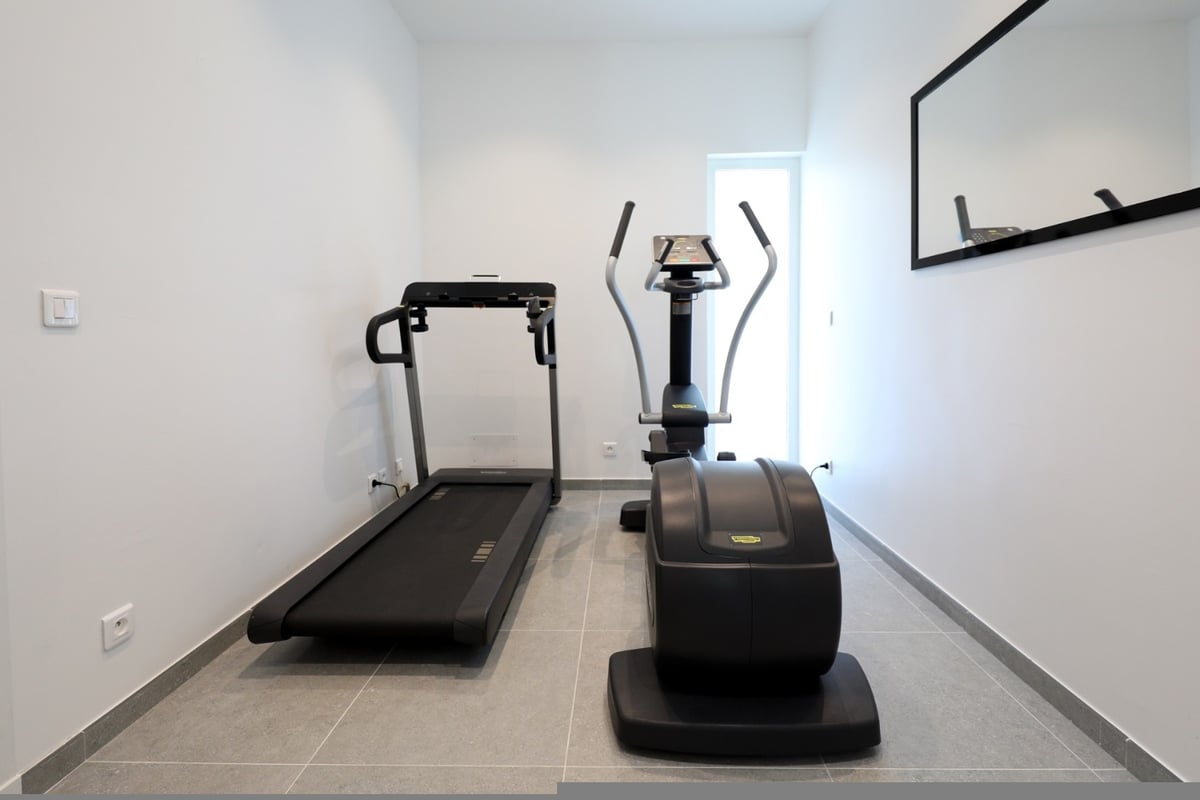 Fitness Room: Treadmill, Elliptic, and different weights, Air conditioning - Image 24