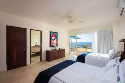 Luxury Villa Photo #29