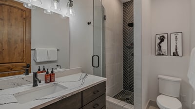 Apex Lodge North Side: Queen Bedroom Ensuite