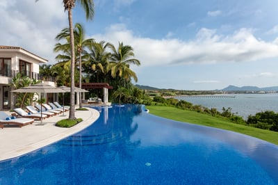 Luxury Villa Photo #10