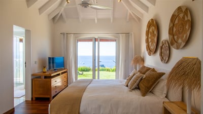 Bedroom 2: King size bed, air conditioning, HD-TV, safe, large dressing room. En-suite bathroom, sho
