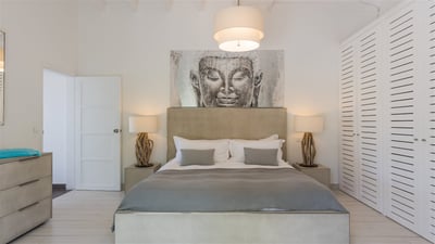 Bedroom 1: King size bed, mosquito nets, air conditioning, safe, HD-TV with American satellite, adjo