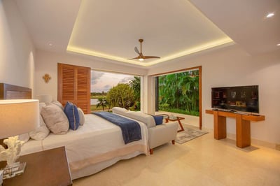 Luxury Villa Photo #23