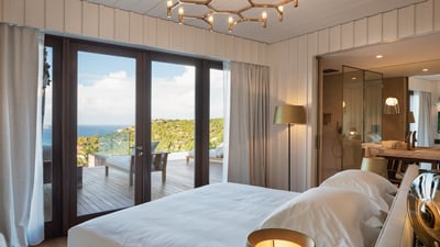 Bedroom 2: In the main building, on the main level. King size bed, air conditioning, HD-TV, Dis