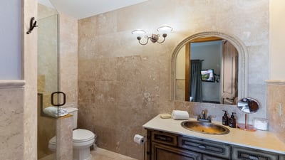 Queen suite bath