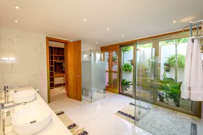Luxury Villa Photo #31