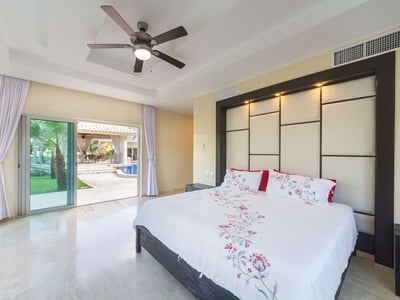 Luxury Villa Photo #22
