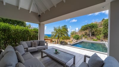 Gazebo: Nice outdoor lounge area, and dining table. 