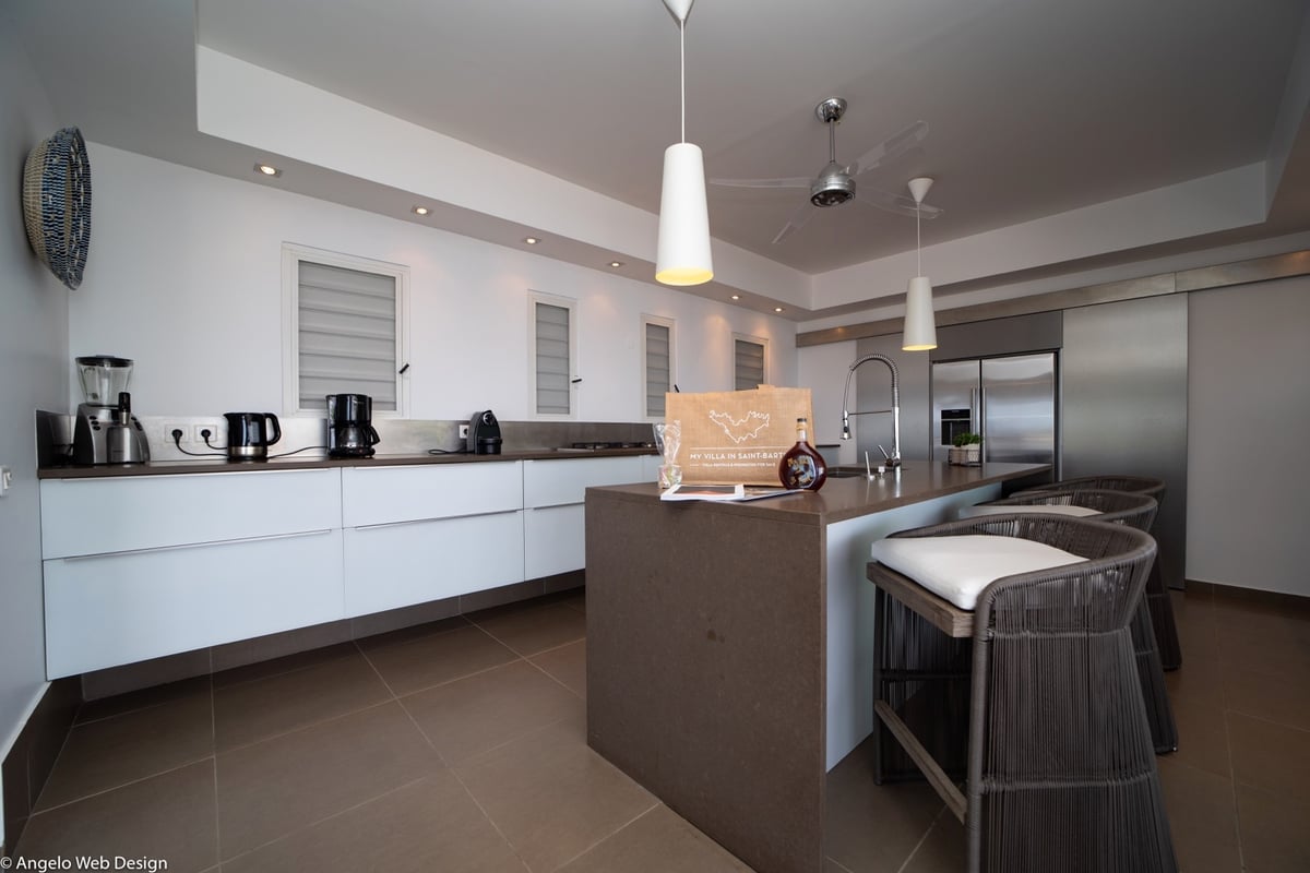 Kitchen & Dining Area: Modern and fully equipped kitchen with a large central island with breakfast  - Image 13