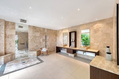 Luxury Villa Photo #38