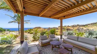 Outdoor Lounge & Dining Area