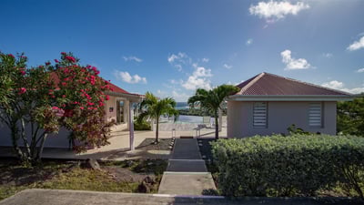 Outdoors: Panoramic views over the Marigot bay. Private parking at the entrance. 