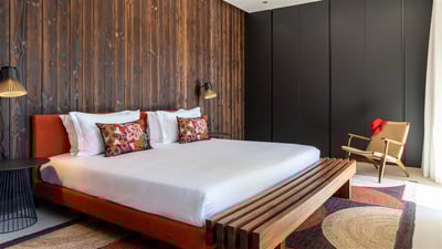 Bedroom 1: King size bed, air conditioning, HD-TV, Apple TV, safe, dressing room. En-suite bathroom,