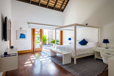 Luxury Villa Photo #14