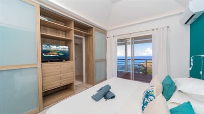 Bedroom 1: King size bed, air conditioning, HD-TV, Apple TV, safe, dressing room. Adjoining bathroom
